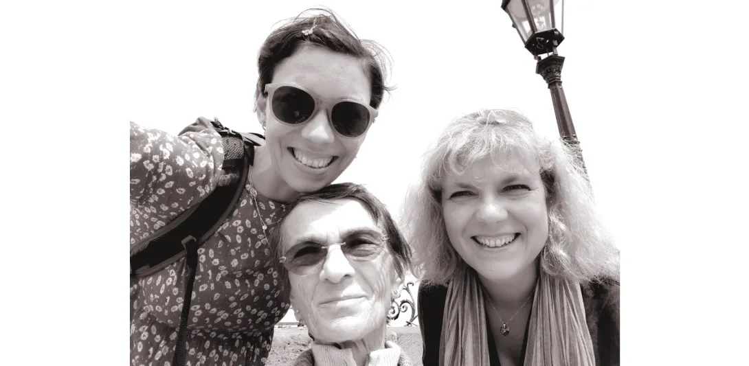 Paní Jaroslava Jírů se svými dcerami v červnu 2020 po návštěvě Mariánského sloupu | foto Martina Fejfarová